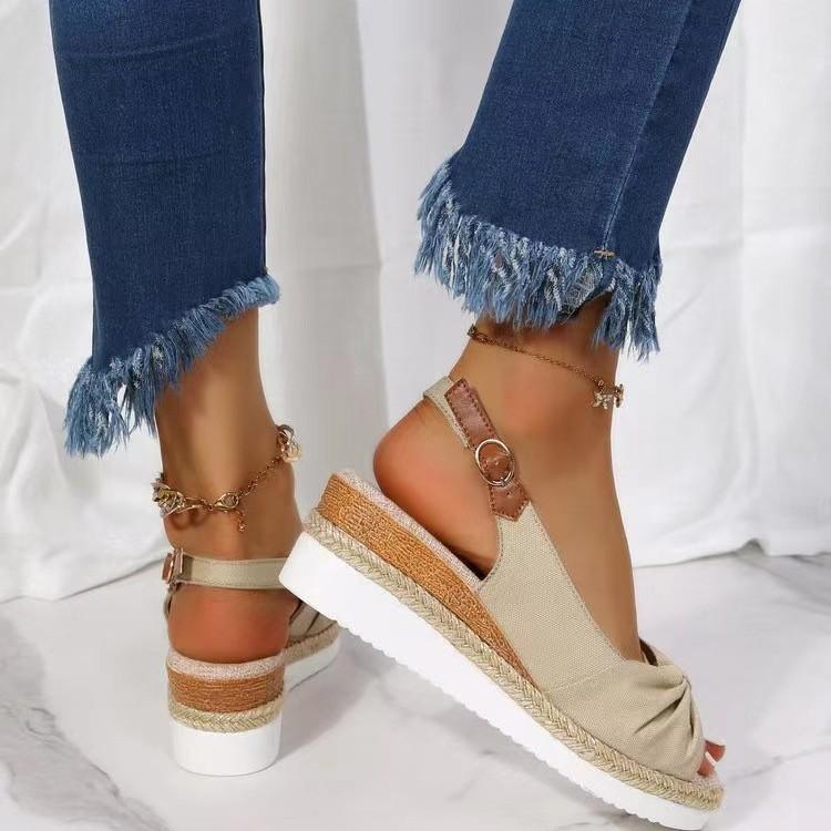 Однословная пряжка с сандалиями на танкетке женские 2024 новый летний экспортный большой размер с открытым носком танкетка римские сандалии женские