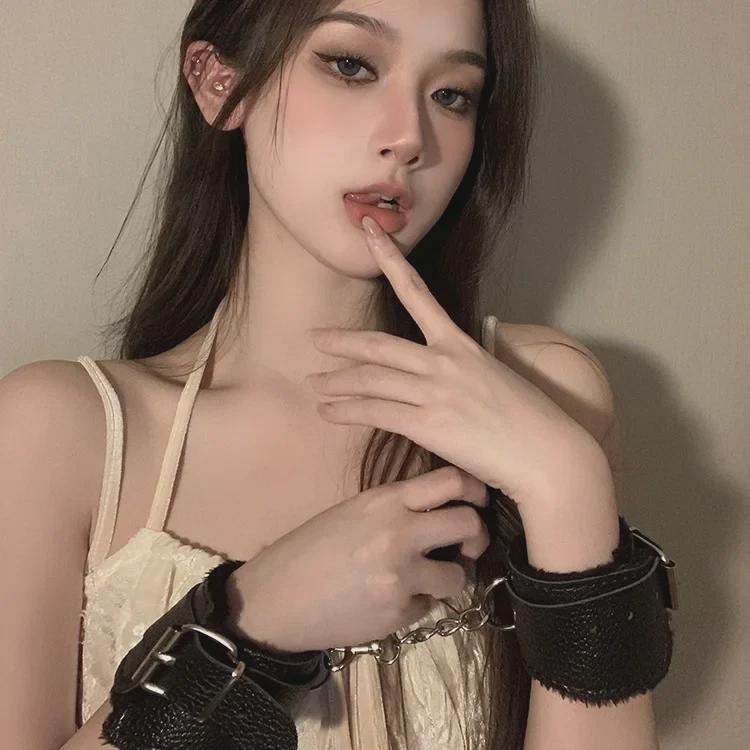 Наручники и браслеты из мягкой искусственной кожи — нежные для кожи, идеально подходят для косплея и фотореквизита.