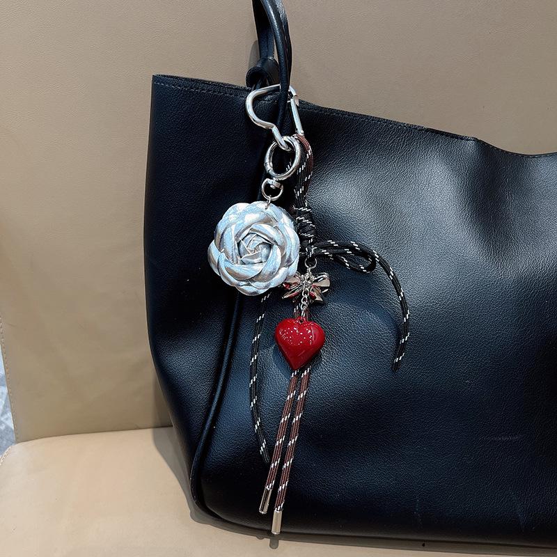 Брелок-шарм в корейском стиле в виде сплетенного вручную сердца с камелией