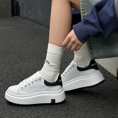 Модные маленькие белые туфли на тонкой платформе-маффин, повседневная обувь 2025 года, весна и осень, новые классические универсальные туфли для женщин