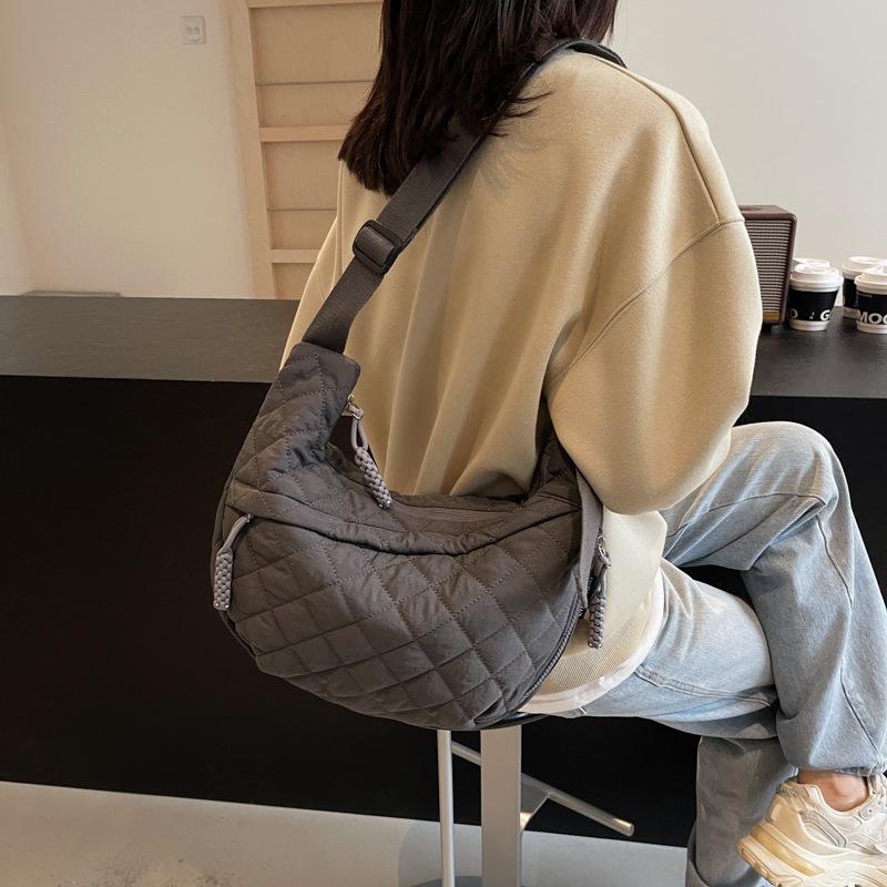 Осень и зима нейлоновая ткань клетка хлопковая одежда сумка 2025 новая однотонная текстура универсальная повседневная спортивная сумка-пельмень сумка через плечо