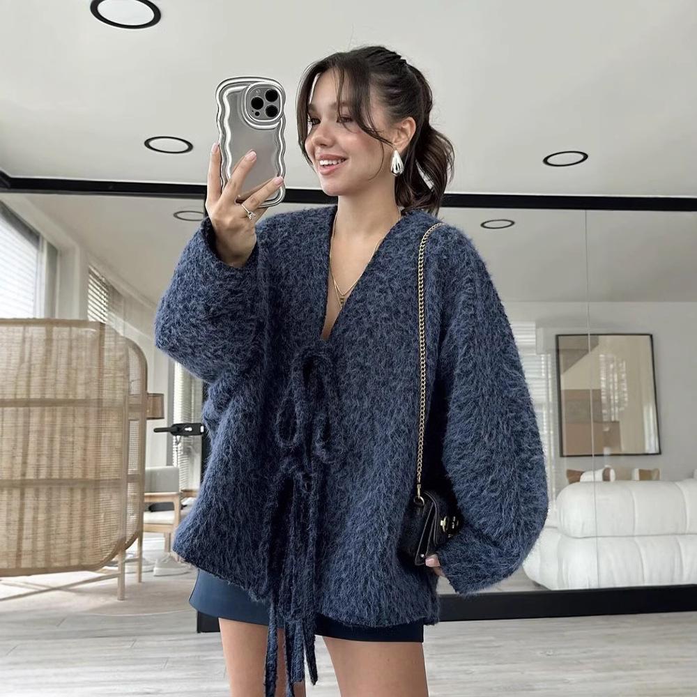 2024 новая осенне-зимняя женская одежда темперамент универсальный V-образный вырез с длинными рукавами шнуровка кардиган свободный плюшевый фактурный жакет топ