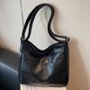 Large Capacity Bag Women's Versatile 2025 New Fashion Shoulder Messenger Bag Retro Texture Commuter Tote Bag