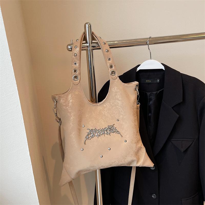 Нишевый дизайн темный ветер Spice girl ручная сумка-хобо с заклепками 2025 новая большая вместимость на плечо кроссбоди сумка-тоут