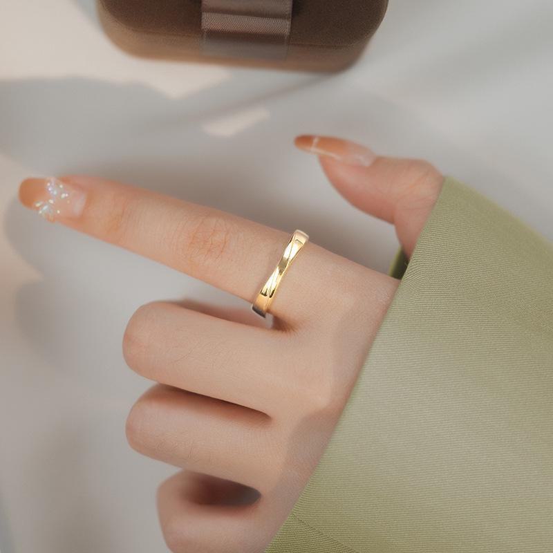 Кольцо Мебиуса Banyan Tree S925 Silver с регулировкой для женщин