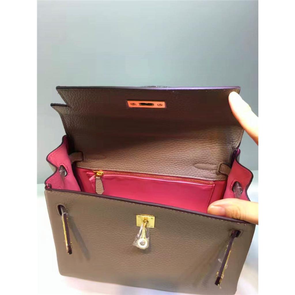 Келли обертывает верхний слой модной сумки-тоут из фактурной коровьей кожи, которую можно носить на плече или через плечо