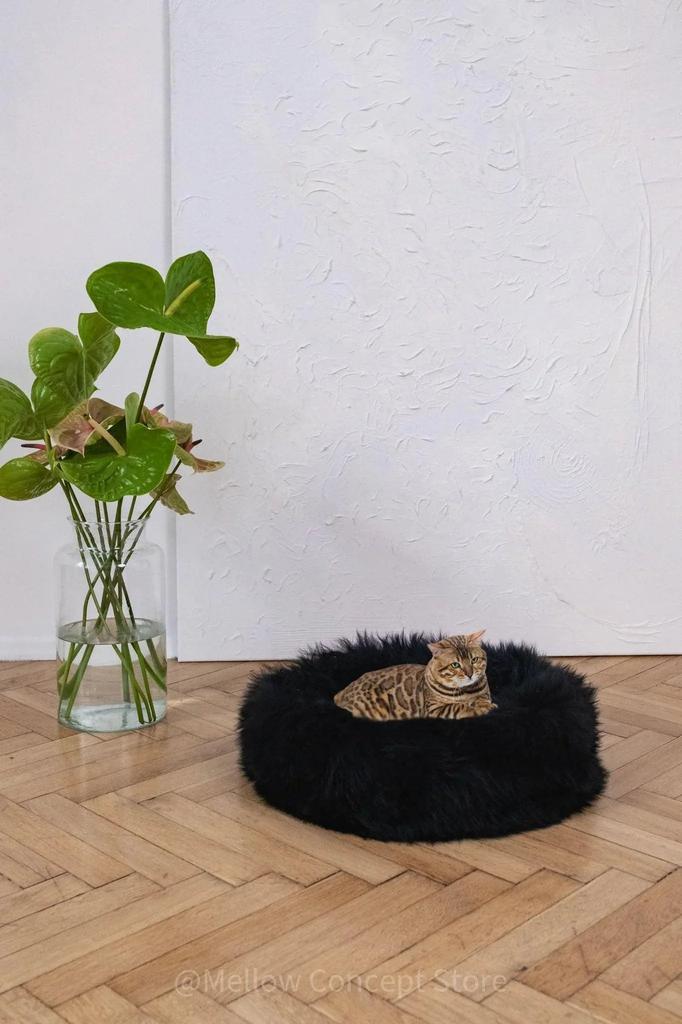 Round Natural Sheepskin Pet Bed - Black 50 cm