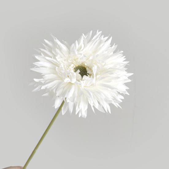 Красивые искусственные цветы, изысканная эстетика, без полива