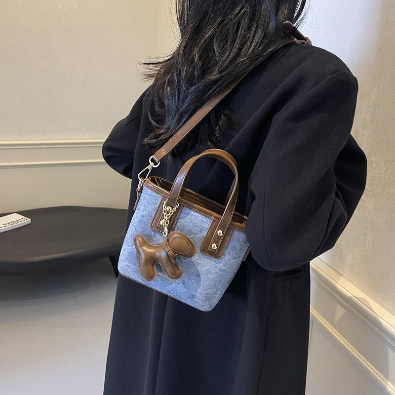 Нишевая сумка премиум-текстуры 2025 новая женская сумка универсальная ретро на плечо сумка-мессенджер модная портативная сумка-ведро