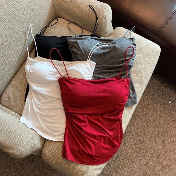 Летний топ-комбинезон для горячей девушки с плиссировкой и тонкими бретелями для стройного вида — нежный и пикантный топ без рукавов.