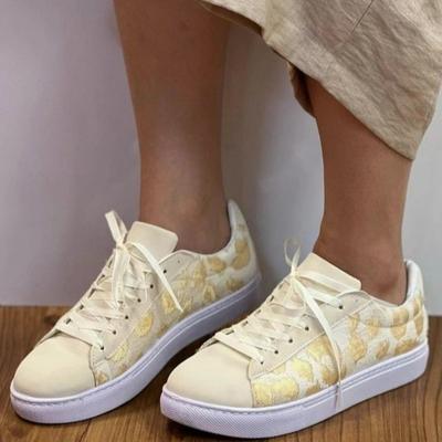 Женская вулканизированная обувь Универсальные женские туфли на плоской подошве с кружевной вышивкой 2024 Новый дизайн для добавления женских кроссовок в тон