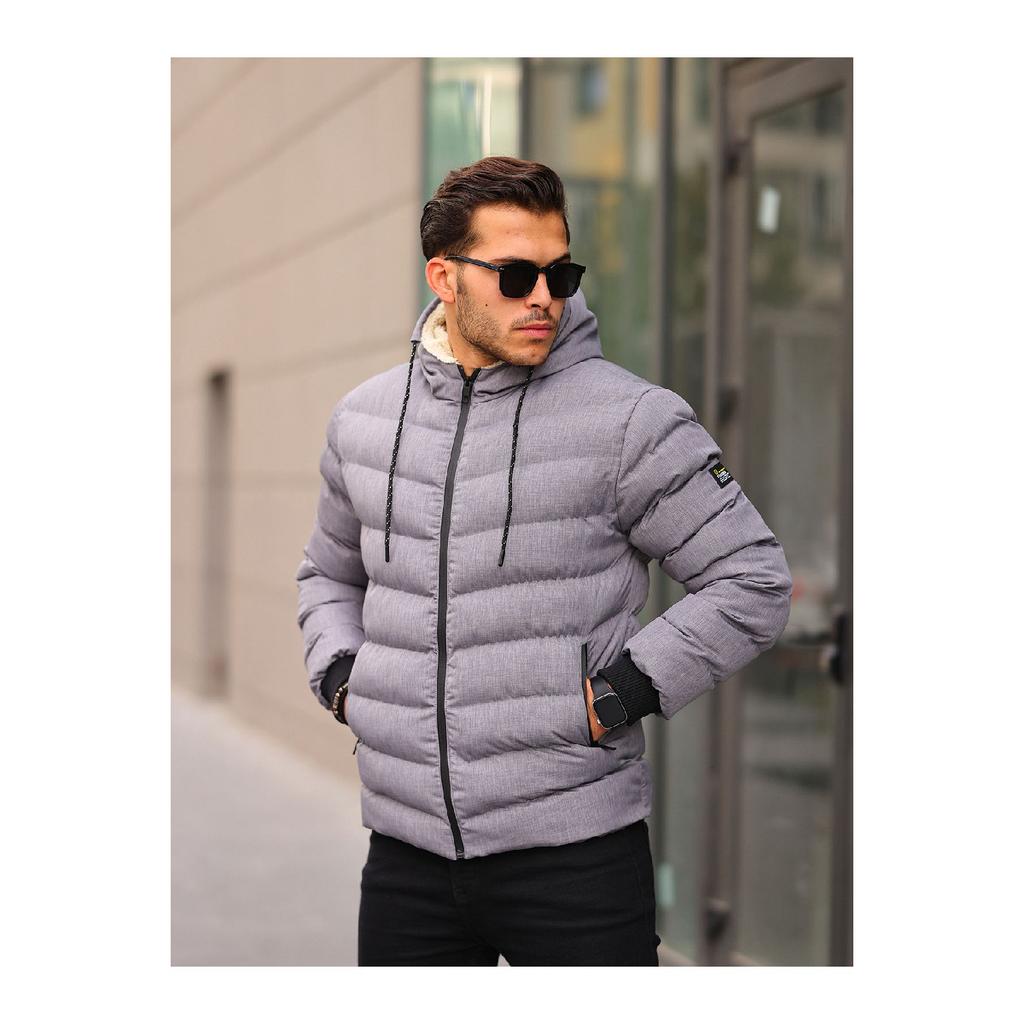 Мужской пуховик черного цвета с меховой отделкой внутри