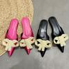 Ретро остроносые шлепанцы на плоской подошве с сумкой-головой 2025 лето новые жемчужные сандалии-бантики на одной перемычке женская обувь
