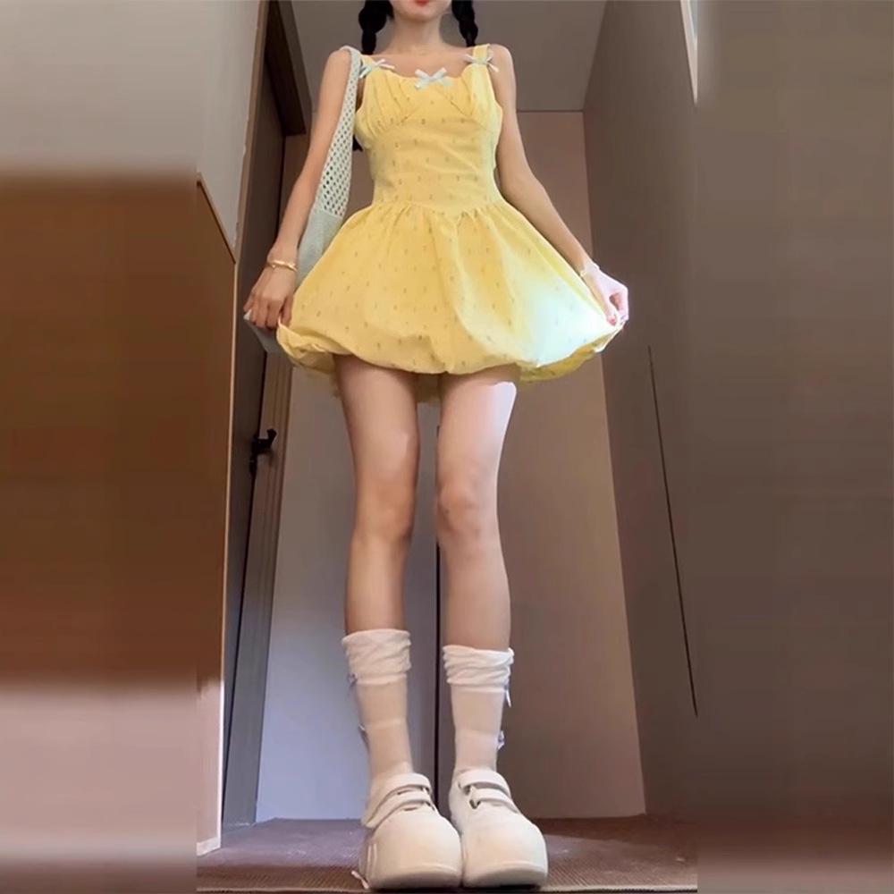 Милое маленькое желтое платье-тюльпан в горошек - на бретельках-спагетти, с приталенным силуэтом, пышной юбкой, летний стиль