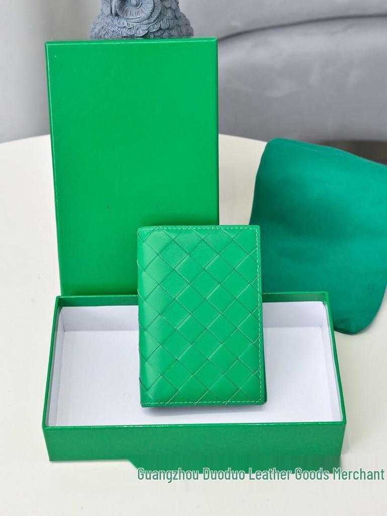 Двустворчатый кошелек из натуральной кожи с ромбовидным тиснением, отделениями для множества карт и держателем для паспорта