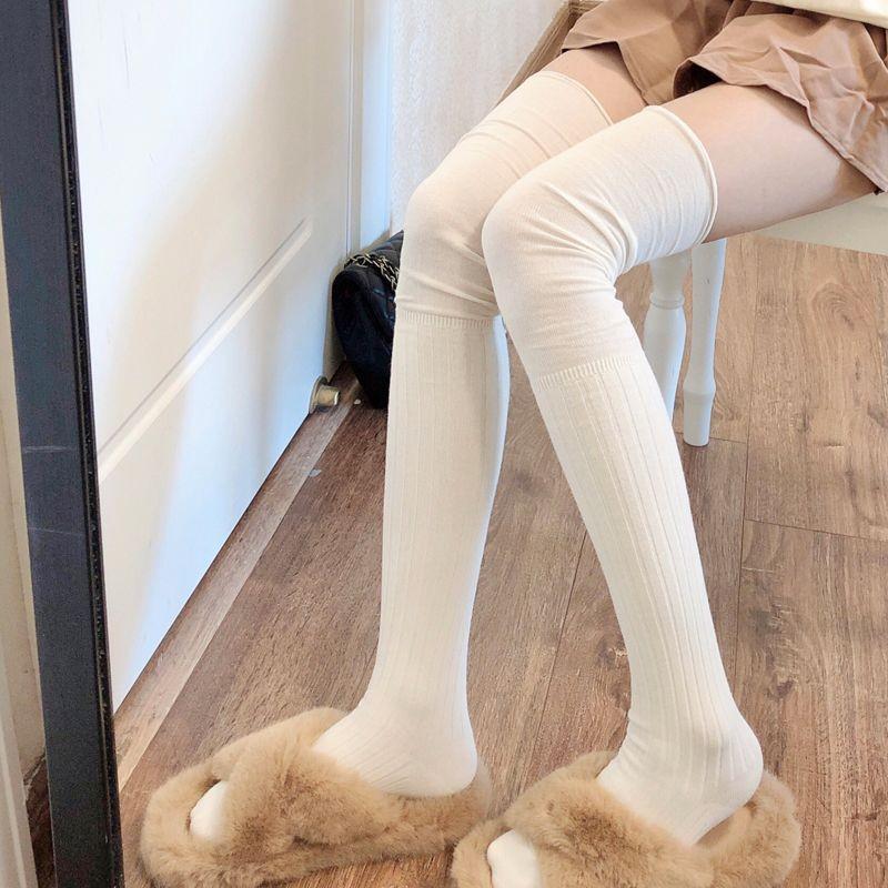 Белые носки до середины икры с черной сборкой и носки-гольфы до колена