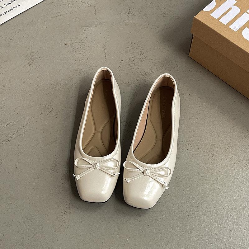 Retro silver bow light mouth versatile single shoes women's spring 2026 new flat bottom square head French beanie shoes