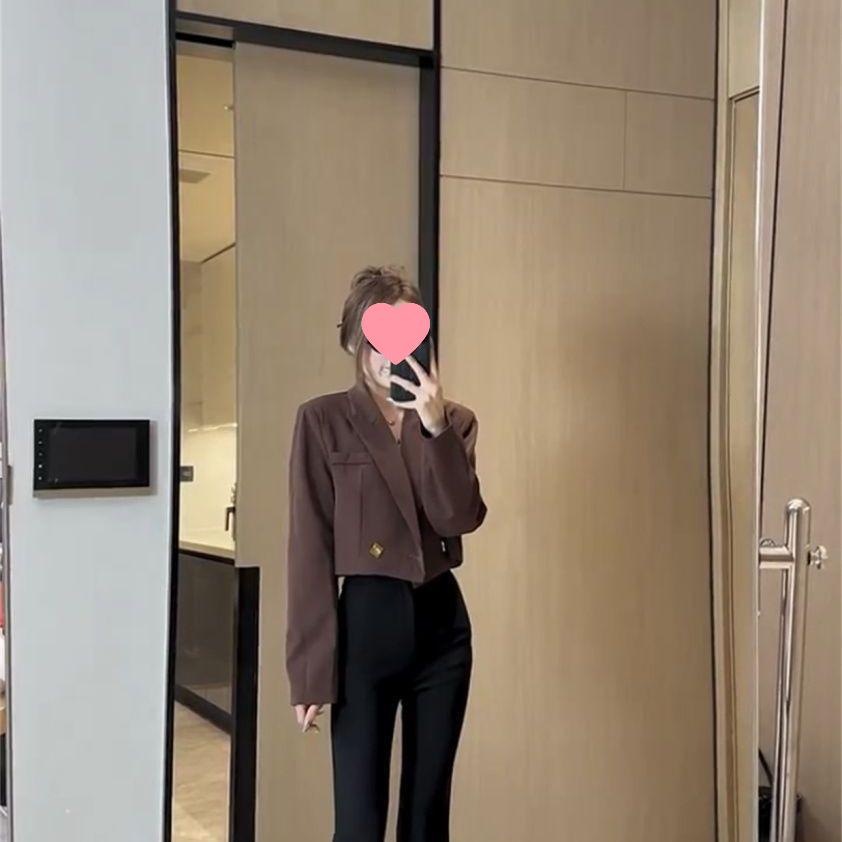 Комплект одежды весна-осень 2025: блейзер и расклешенные брюки для невысоких девушек.