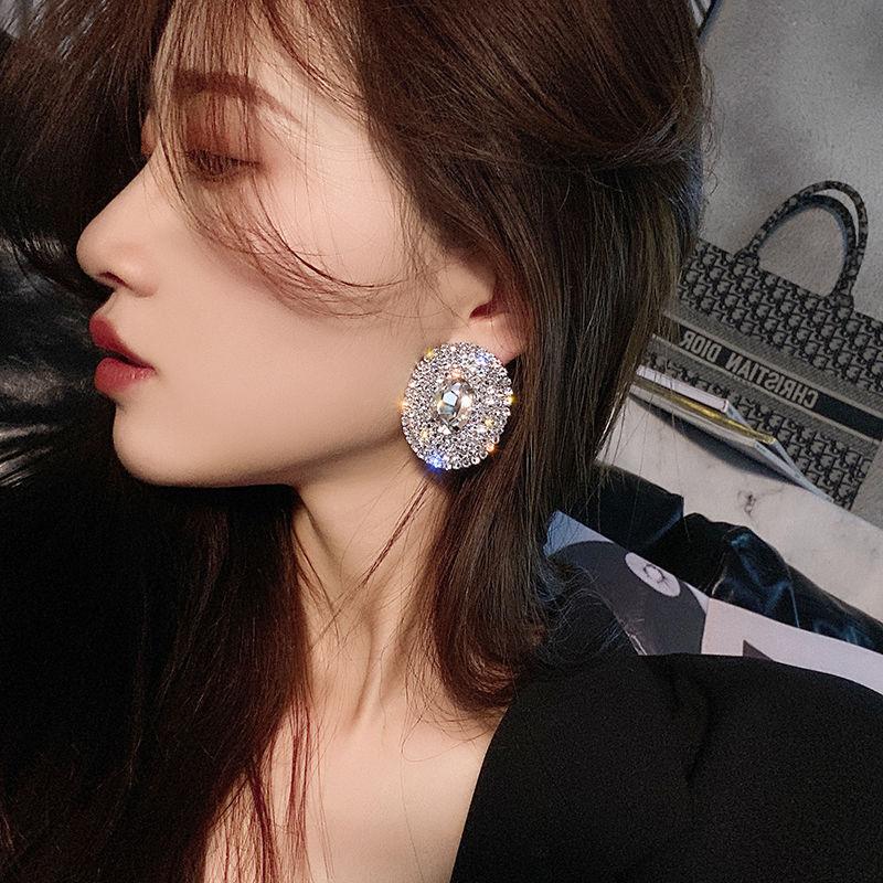 Роскошные и сверкающие овальные серьги и серьги с драгоценными камнями в Европе и Америке. Модные и преувеличенные модные серьги главной улицы.