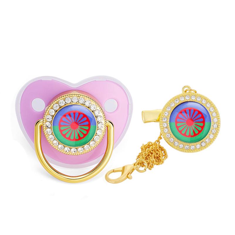 Соска-пустышка с бриллиантами и зажимом в виде цыганского флага