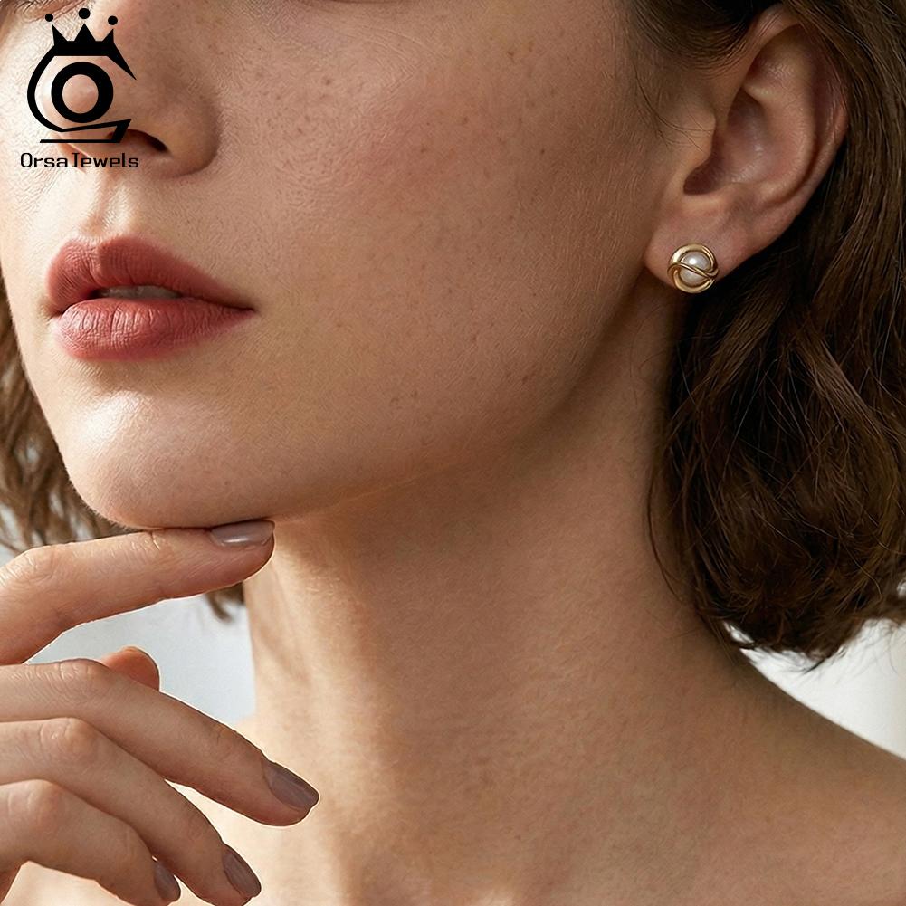 ORSA JEWELS Серьги-гвоздики мини из 14-каратного золота и стерлингового серебра 925 пробы с жемчугом для женщин Шикарные Минималистичные Офисные Корейские украшения GPE136