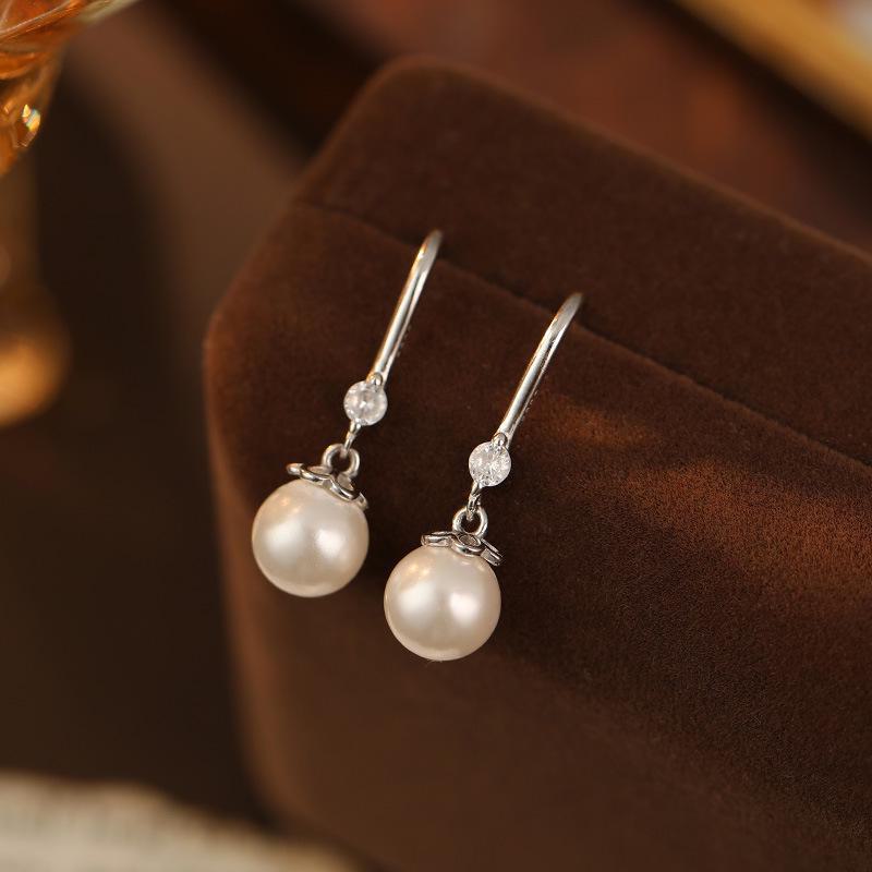Серьги-крючки Under the Banyan Tree S925 Silver Pearl: Легкие роскошные серьги для утонченных женщин