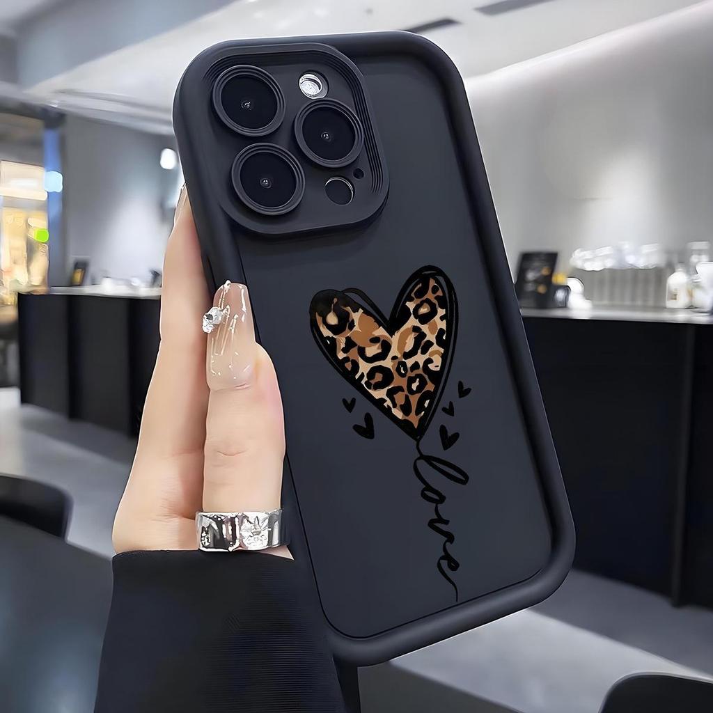 Чехол-накладка для iPhone 15/16/17 'Леопардовое Сердце' с Песчаниковой Резьбой