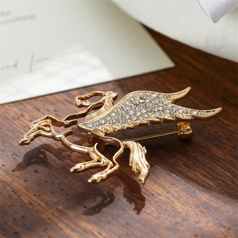 Брошь Сплав Лошадь с Крыльями Зодиакальный Пони Значки Женщины Мужчины Аксессуар для Одежды Лацкан Костюма Корсаж Подарок Года