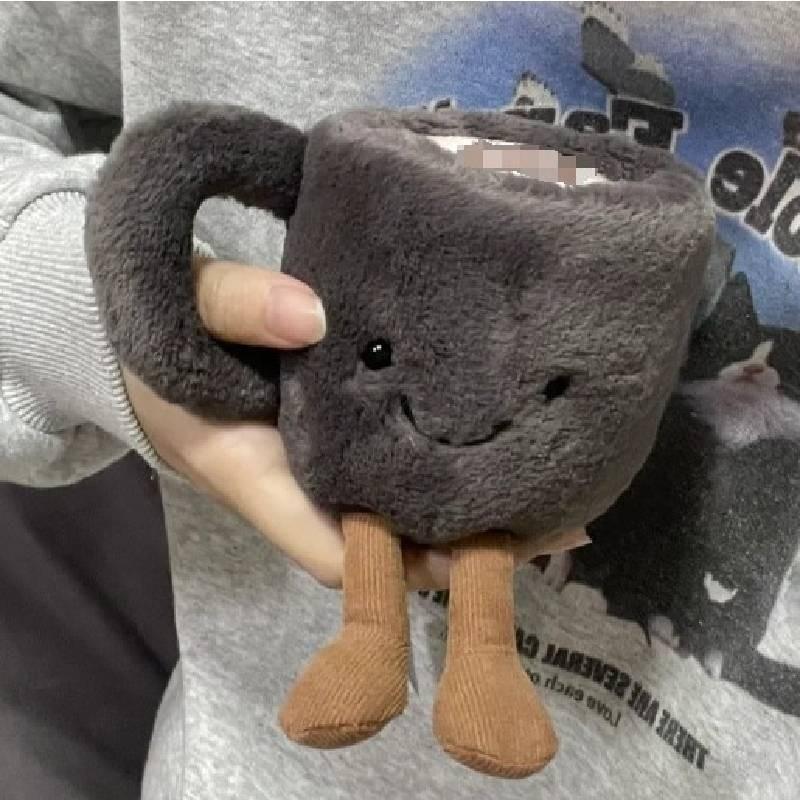 Очаровательная плюшевая игрушка-обнимашка в виде серой кофейной чашки для подарка на Новый год 2024