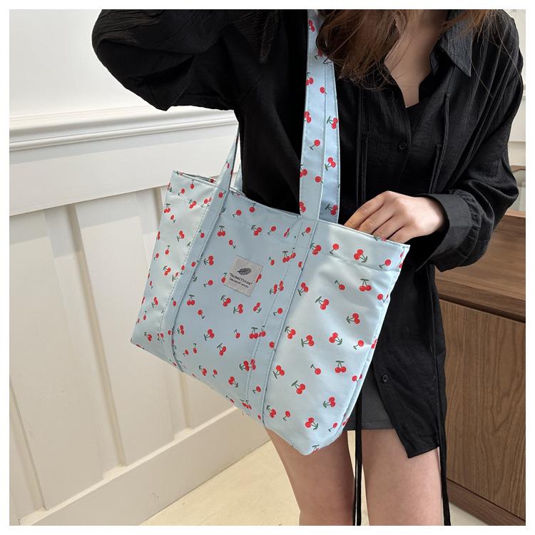 Стильная сумка-тоут с принтом вишни - Большая вместительная цветочная сумка через плечо для женщин, Коллекция Лето 2025