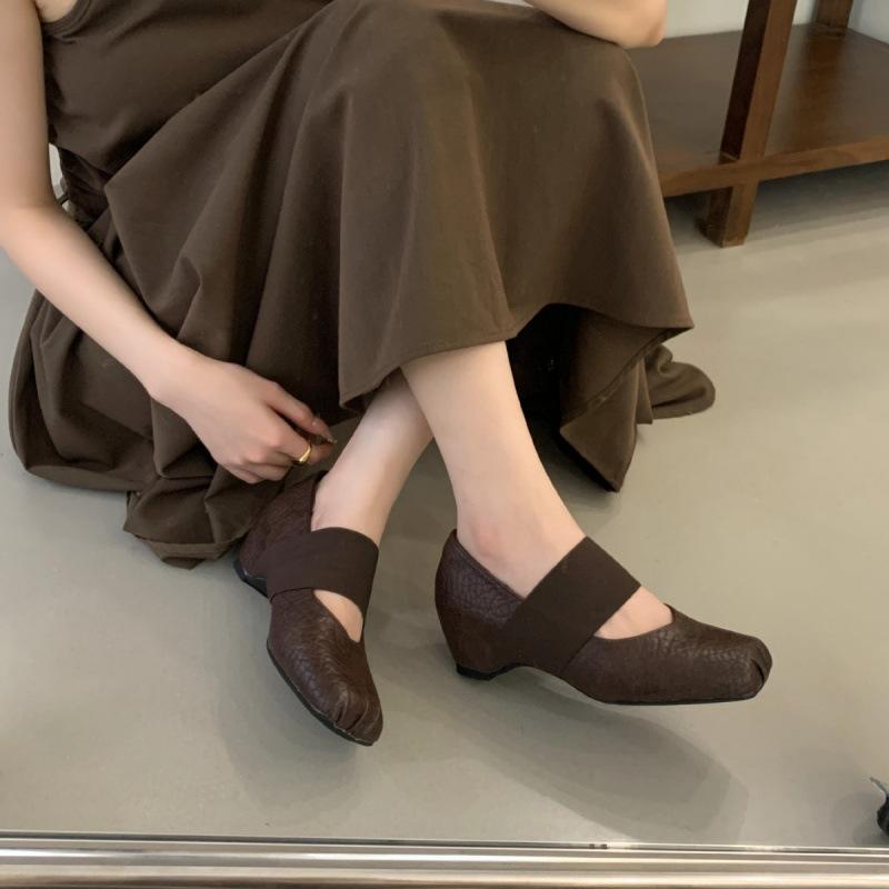French retro Mary Jane shoes women's 2025 autumn new fashion temperament square head thick heel with skirt commuter shoes