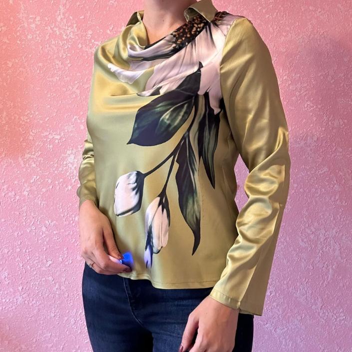 Простая и элегантная женская рубашка с принтом и воротником-качели