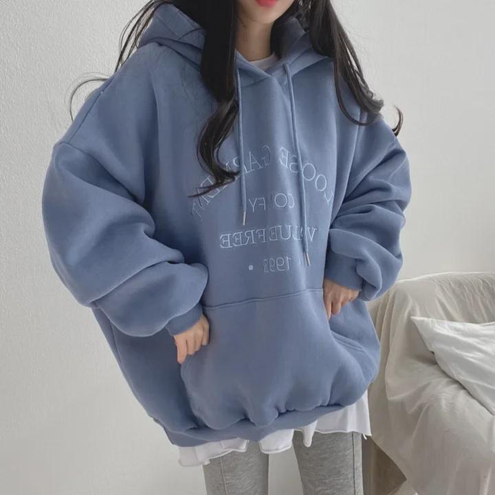 Женская толстовка oversize из бархата с капюшоном — новая коллекция осень/зима 2022 года