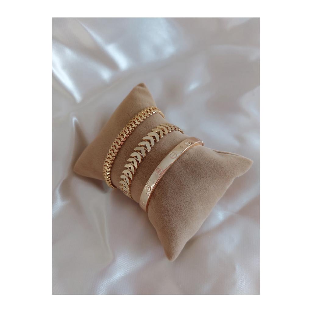 Женский комплект комбинированных браслетов золотого цвета с позолотой