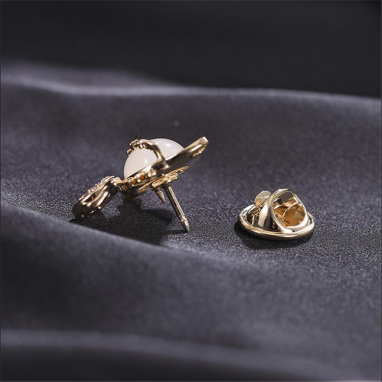Elegant Kitten Zircon Brooch: Cat's Eye Stone Pin for Lapel Corsage and Anti-Exposure Style.