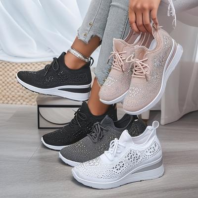 Пара красивых спортивных туфель, украшенных стразами, подходящих для поездок на работу, домашнего использования и отдыха.