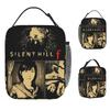 Silent Hill F Ретро Хоррор Игра 90-х Сумка для обеда Портативный Термо-ланчбокс Мужская Офисная Индивидуальная Сумка-холодильник Забавная Сумка-тоут Сумки для еды