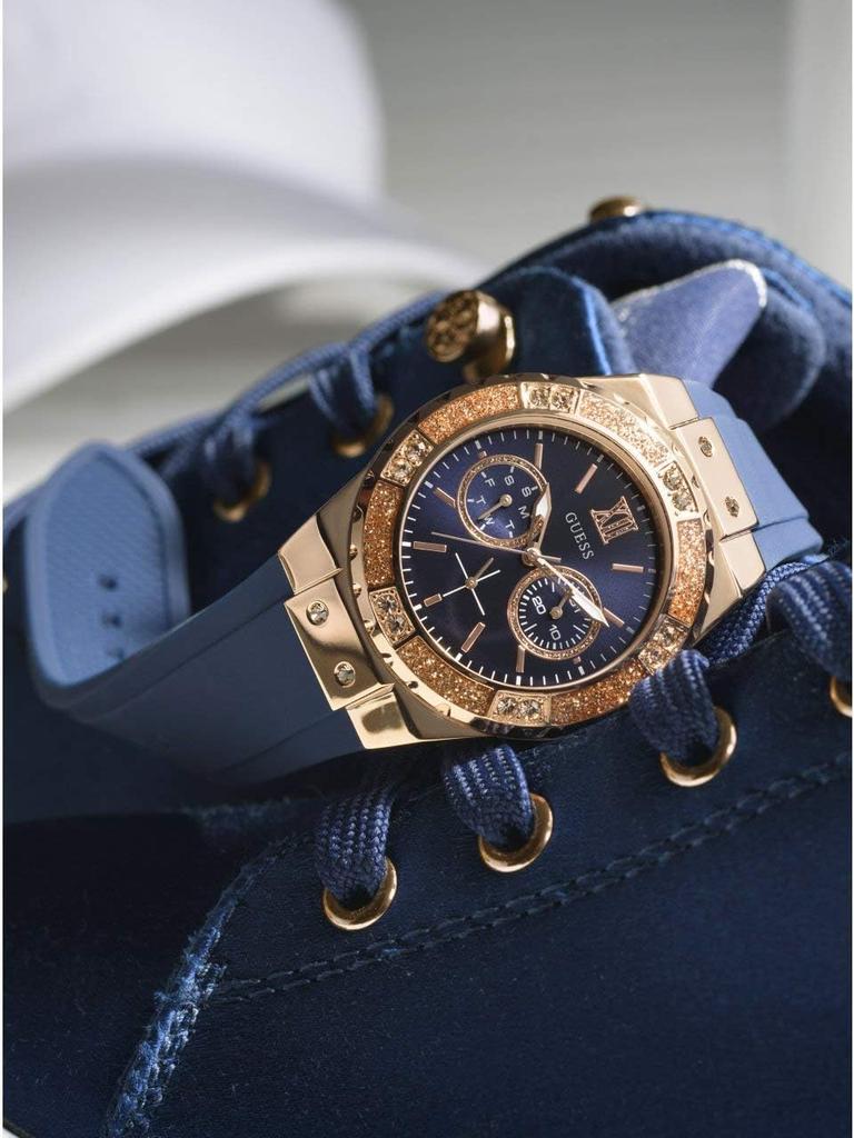 Guess Часы из нержавеющей стали с силиконовым ремешком, устойчивым к пятнам, с функцией даты и дня недели. Часы из нержавеющей стали с силиконовым ремешком для женщин + + (Синий/Розовое золото)