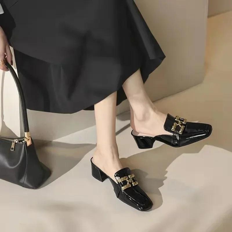 Fashion Fashion Cover Toe Chain Decoration Womens Half Slippers Outdoor Slides Med Heeled Mules Shoe 2024 Luxury Square Heel