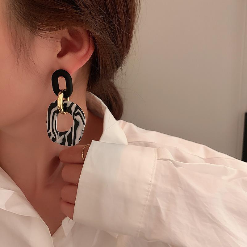 Необычные серьги Женские серьги Асимметричные круглые полые круглые черные серьги-гвоздики со стразами для женщин Асимметричные серьги Серьги-гвоздики AVE