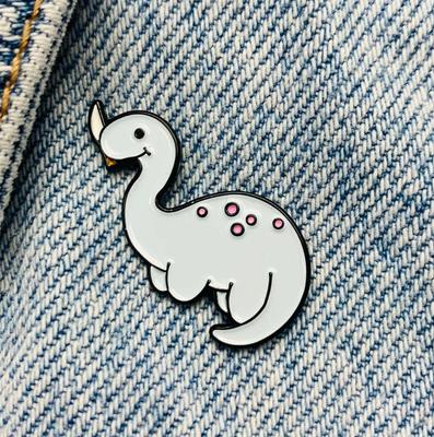 Новая эмалированная булавка, динозавр, животное с ножом, забавный металлический разъем, подарок на день рождения, 1 шт.