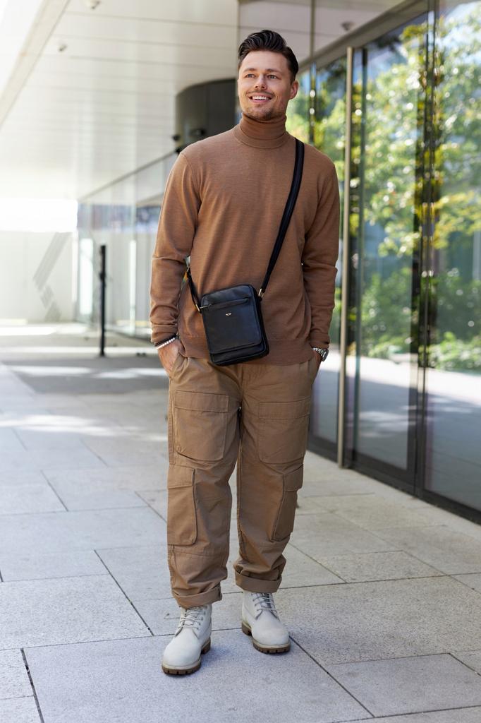 Men's urban messenger bag made of natural leather - Peterson