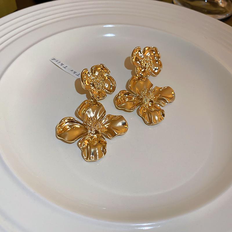 Серебряные серьги-подвески в виде цветка в холодном стиле «Игла» — элегантный, модный, роскошный дизайн высшего класса