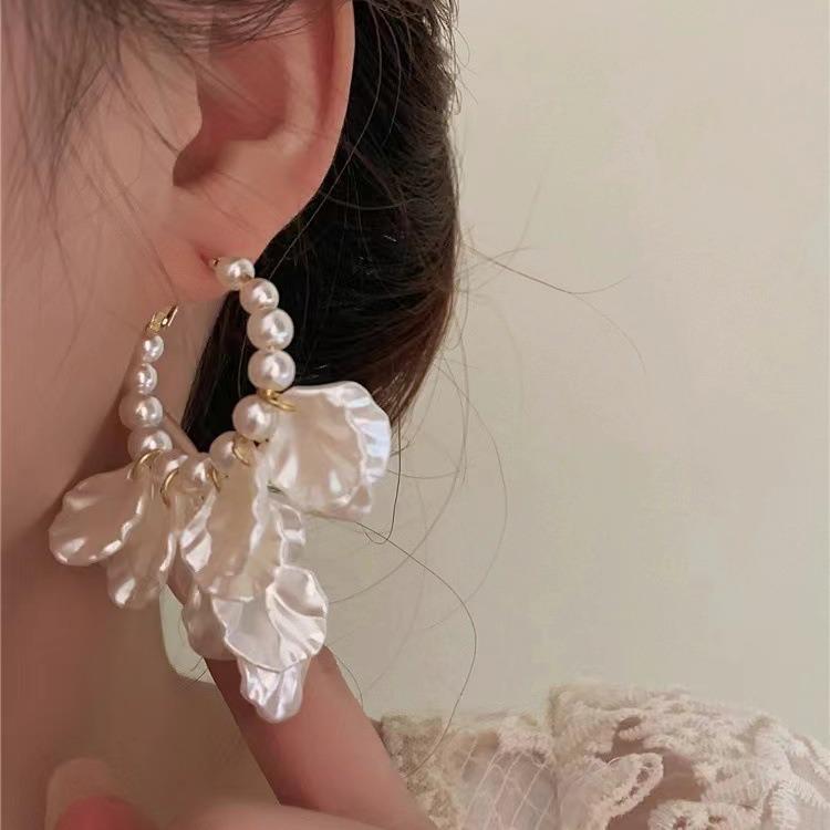 Серьги из сплава с кисточками и французским ретро-жемчугом — элегантные эффектные украшения для женщин