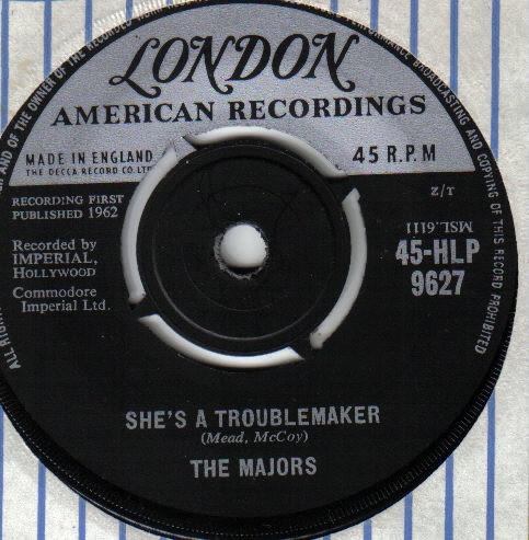 7-дюймовая пластинка MAJORS - Она смутьянка / Немного 45HLP9627 London Records, 1962 UK Соул/Фанк Б/У
