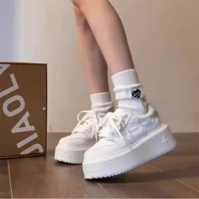 Маленькие белые туфли на толстой подошве с четырехлистным клевером для женской коллекции весна 2025, новые универсальные спортивные и повседневные туфли-кеды на платформе, ins sh