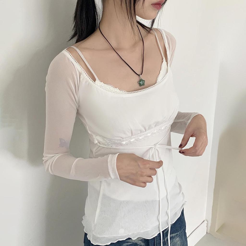 Стильный женский белый комплект из двух предметов с сетчатыми вставками, пэчворком и отделкой воланами, с прозрачным топом с длинным рукавом