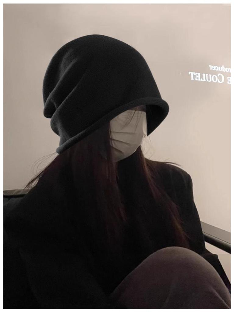 Женская шапка-бини для большой головы: Осенне-зимняя дышащая шапка свободной вязки для стройнящего эффекта.