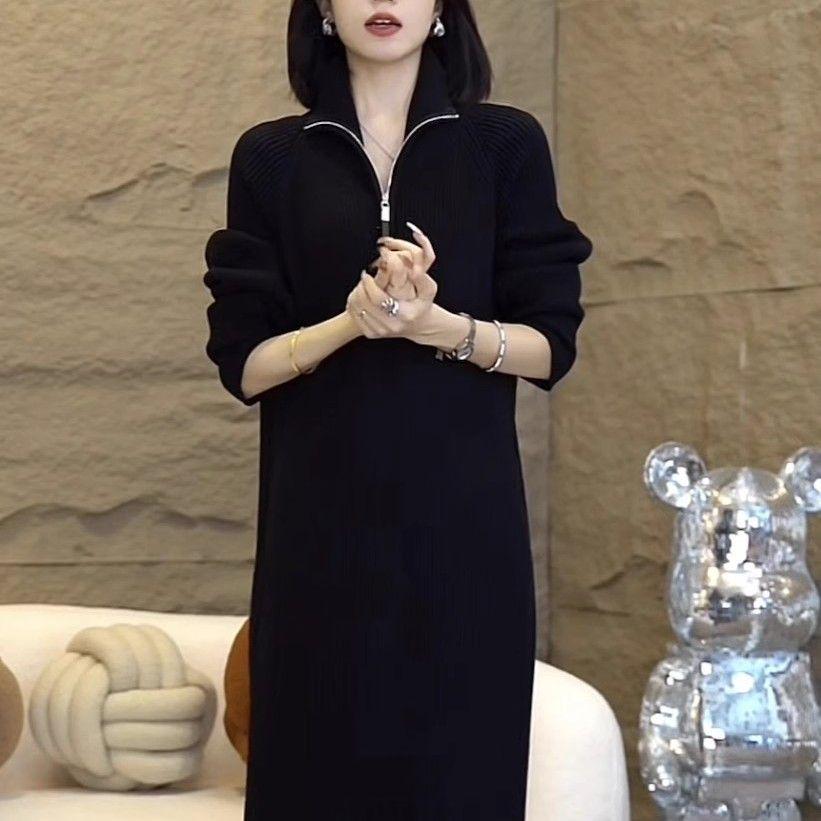 Женское уютное вязаное платье выше колена с высоким воротником и молнией для осени и зимы