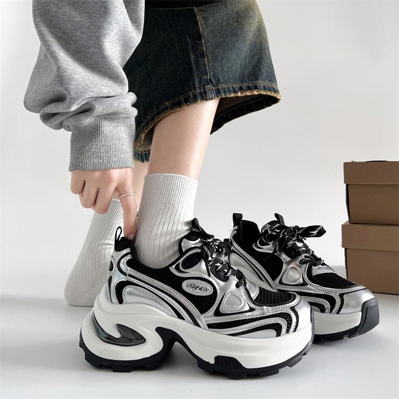 Модная тенденция увеличивает платформу папы обувь женские 2025 новые осень и зима популярные бархатные легкие жареные уличные кроссовки